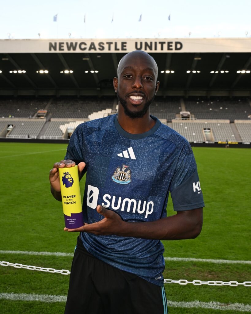 Yoane Wissa avec son trophée d'homme du match